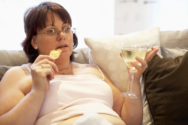 Mujer Con Sobrepeso Relajándose Sofá — Foto de Stock