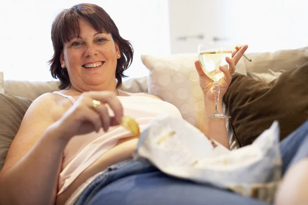 Nadwagę kobieta relaksujący na kanapie — Zdjęcie stockowe