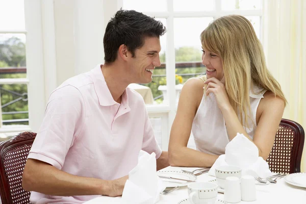 Junges Paar genießt Hotelmahlzeit — Stockfoto
