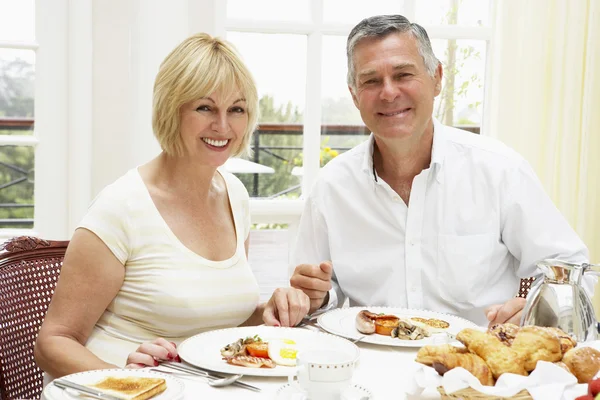 Paar mittleren Alters genießt Hotelfrühstück — Stockfoto