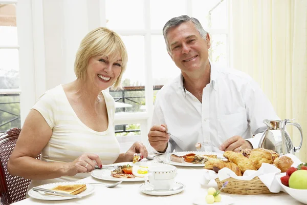 Paar mittleren Alters genießt Hotelfrühstück — Stockfoto