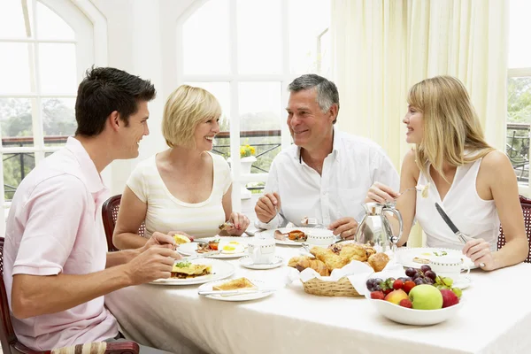 Grupo familiar que gosta do café da manhã do hotel — Fotografia de Stock
