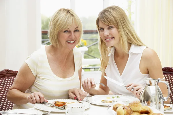 Zwei Frauen genießen Hotelfrühstück — Stockfoto