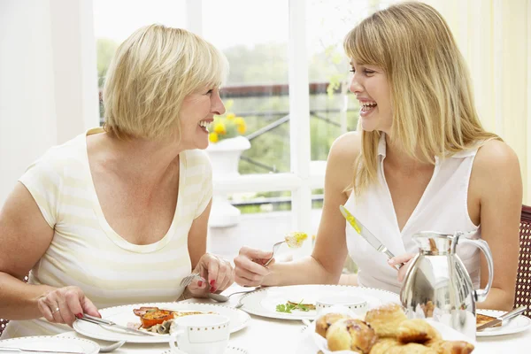 Zwei Frauen Genießen Hotelfrühstück — Stockfoto