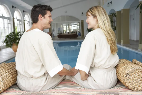 Giovane coppia rilassante in piscina — Foto Stock