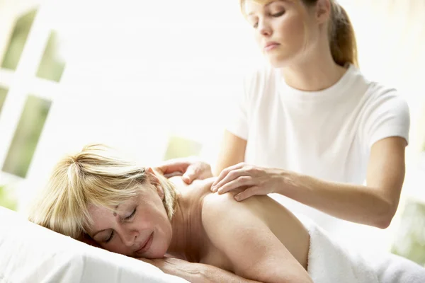 Mujer de mediana edad disfrutando del masaje —  Fotos de Stock