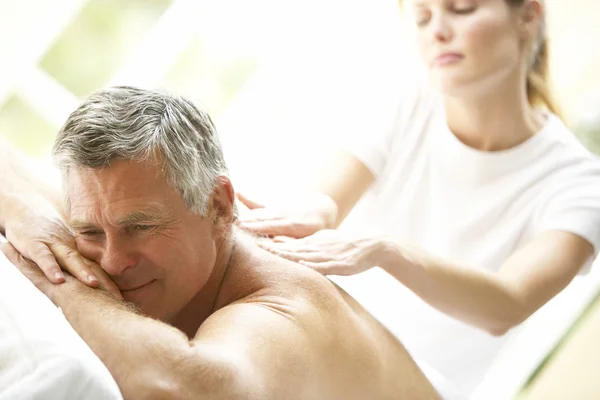 Middelbare Leeftijd Man Genieten Van Massage — Stockfoto