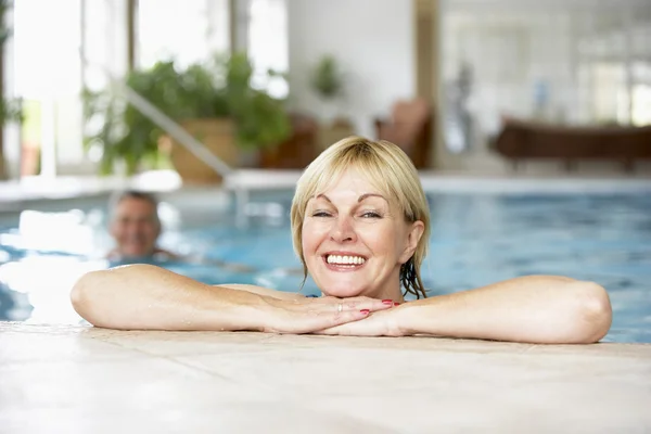 Couple d'âge moyen en piscine — Photo
