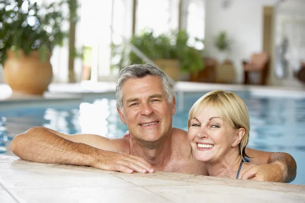 在游泳池中间老年的夫妇 — 图库照片