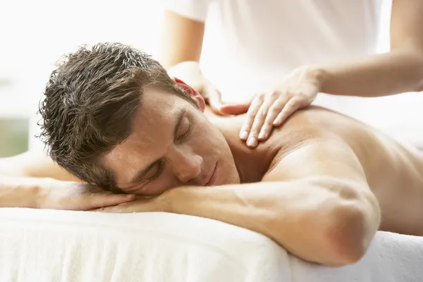 Jeune Homme Bénéficiant Massage Spa — Photo