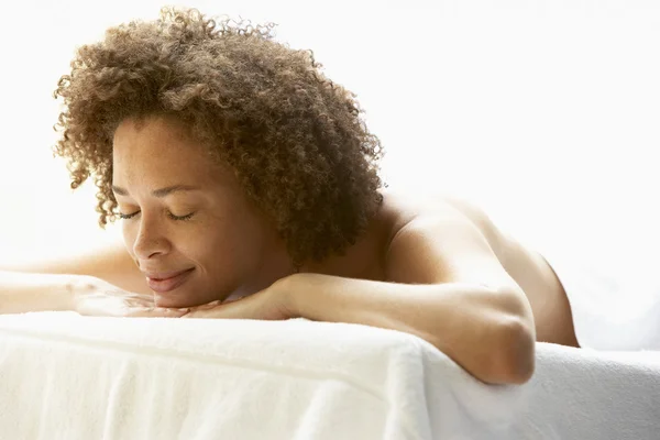 Junge Frau Entspannt Sich Auf Massagetisch — Stockfoto