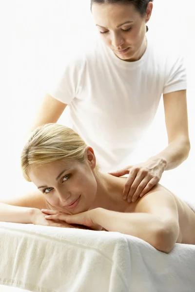 Giovane Donna Godendo Massaggio — Foto Stock