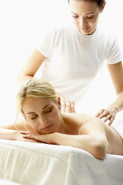 Mladá žena těší masáž — Stock fotografie
