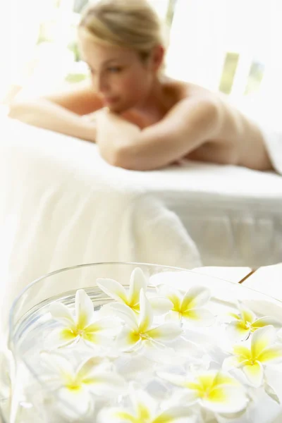Vrouw Massagetafel Met Bloemen Voorgrond — Stockfoto