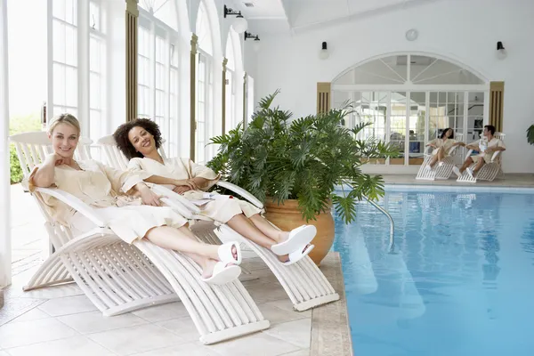 Ženy Relaxační Bazén Lázních Okolí — Stock fotografie