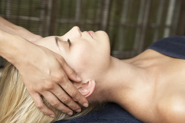 Jovem Mulher Relaxante Mesa Massagem — Fotografia de Stock