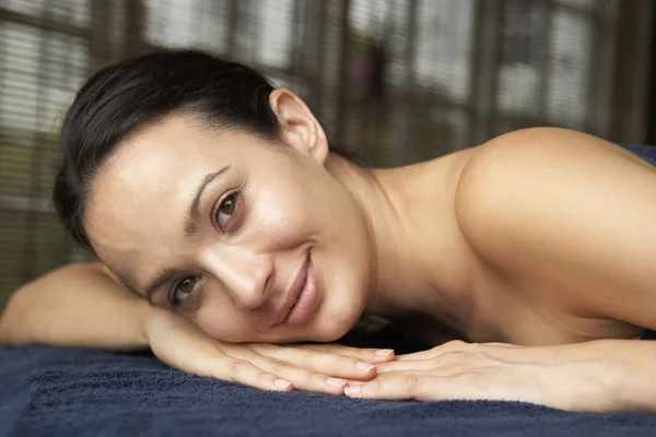 Jeune femme relaxant sur table de massage — Photo