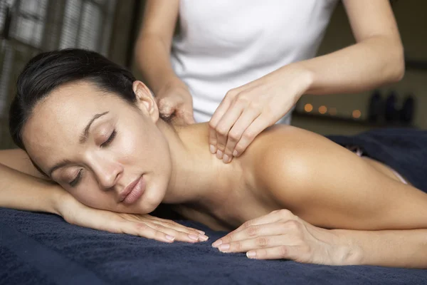Молода жінка насолоджується масажем — стокове фото