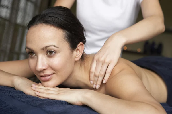 Jovem Mulher Desfrutando Massagem — Fotografia de Stock