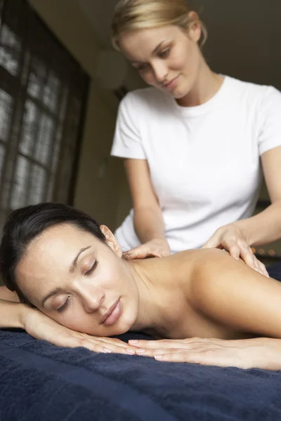 Mladá žena těší masáž — Stock fotografie