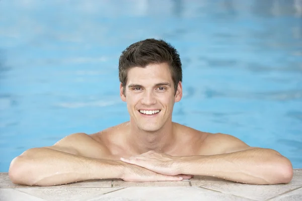 Havuz Kenarında Oturan Genç Adam — Stok fotoğraf