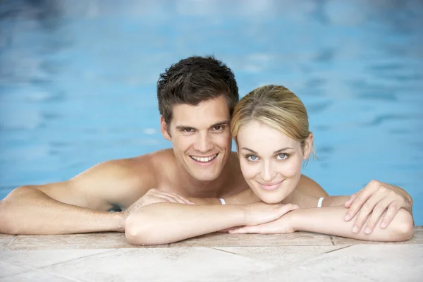 Jovem casal nadando na piscina — Fotografia de Stock