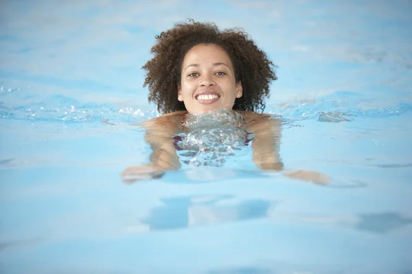 Młoda kobieta pływająca w basenie — Zdjęcie stockowe