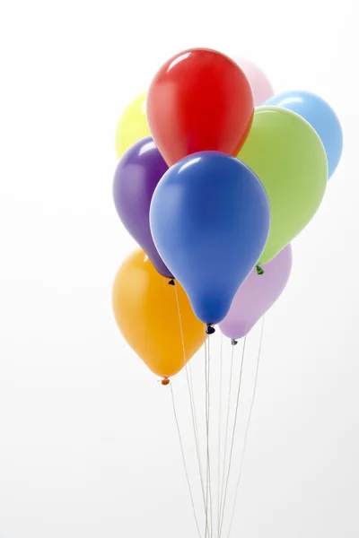 Bunte Party-Ballons vor weißem Hintergrund — Stockfoto
