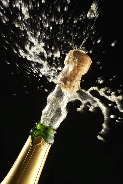 Popping champán corcho — Foto de Stock