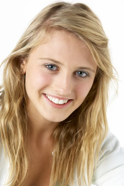Portret van lachend tienermeisje — Stockfoto