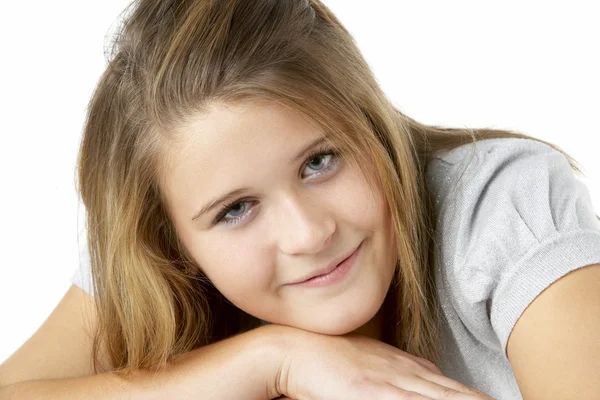 Porträtt av leende tonåring flicka — Stockfoto