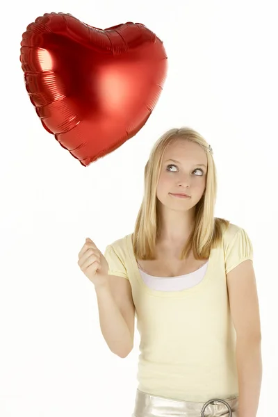 Nastoletnia Dziewczynka Trzymając Balon Kształcie Serca — Zdjęcie stockowe