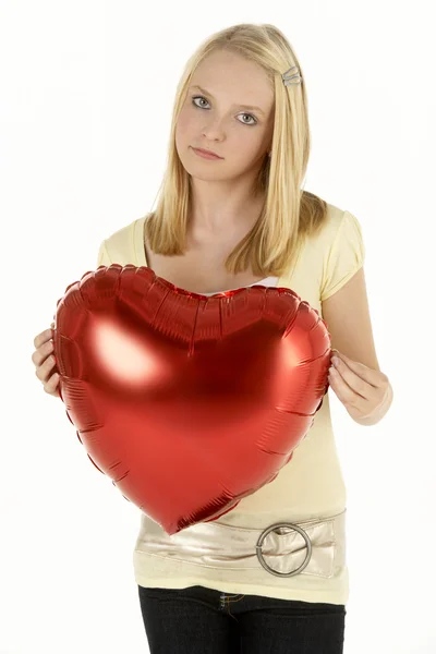 Menina adolescente segurando balão em forma de coração — Fotografia de Stock