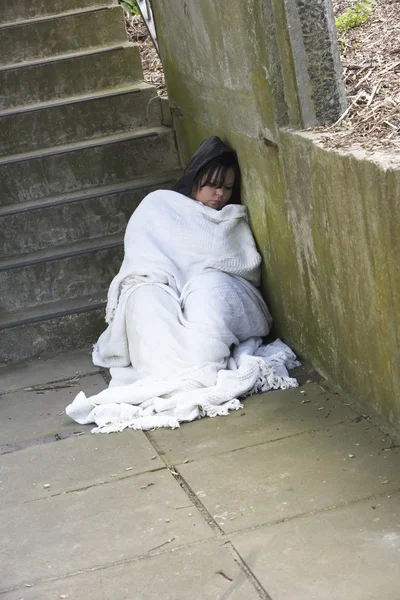 Бездомная спящая грубая девушка — стоковое фото