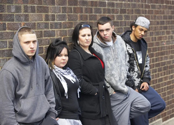 Gang młodzieży, opierając się na ścianie — Zdjęcie stockowe