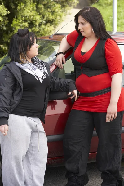 Two Young Woman Standing Next To Car — Stock Photo, Image