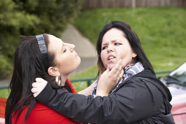 Twee jonge vrouwen vechten — Stockfoto