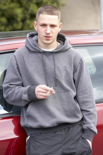 Νεαρό Άτομο Που Στέκεται Δίπλα Στο Αυτοκίνητο — Φωτογραφία Αρχείου