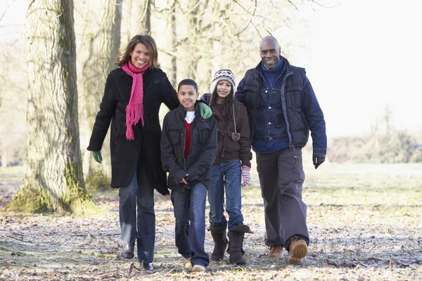 Familjen på hösten promenad på landsbygden — Stockfoto