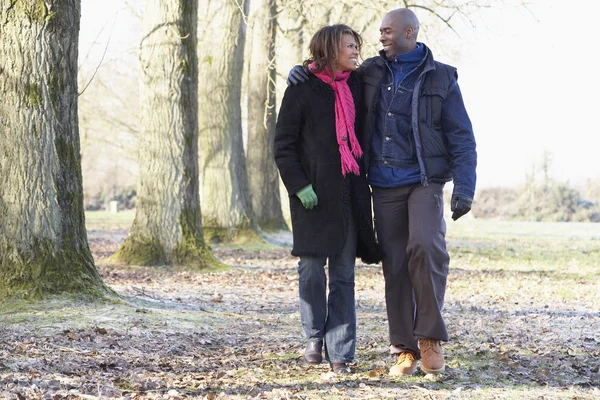 Koppel op herfstwandeling — Stockfoto