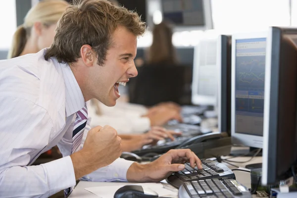 Stock Trader felicissimo guardando Monitor — Foto Stock