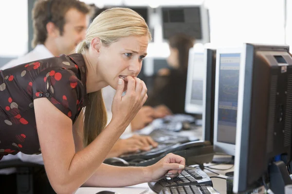 Mujer ansiosa mirando monitor de computadora — Foto de Stock