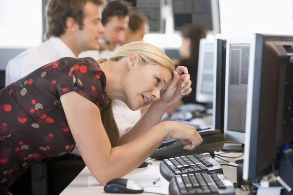 Vrouw op zoek naar monitor gefrustreerd — Stockfoto
