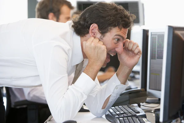 Stock Trader Overjoyed Olhando para Monitor — Fotografia de Stock