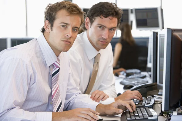 Kollegor arbetar tillsammans vid datorn — Stockfoto