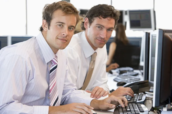 Colleghi che lavorano insieme al computer — Foto Stock