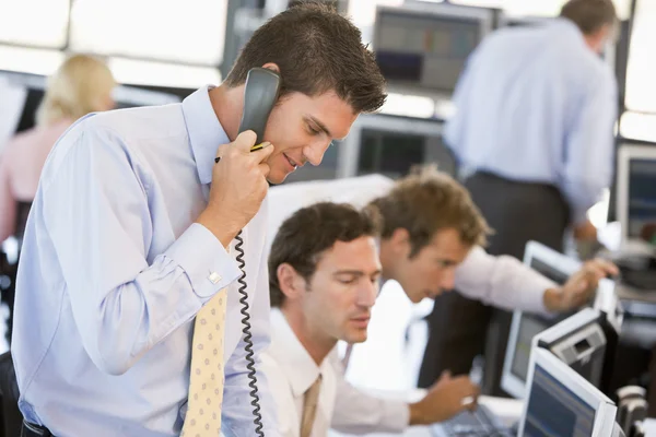 Negociador de ações no telefone — Fotografia de Stock