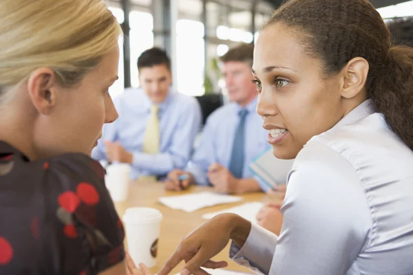 Vrouwelijke ondernemers met elkaar praten tijdens vergadering — Stockfoto