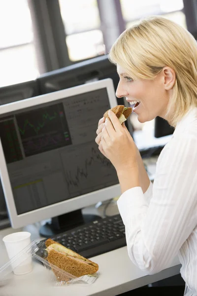 Businesswoman Enjoying Sandwich Lunchbreak — Stock Photo, Image