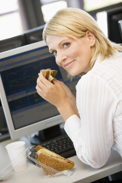 Empresária Desfrutando Sanduíche Durante Almoço — Fotografia de Stock
